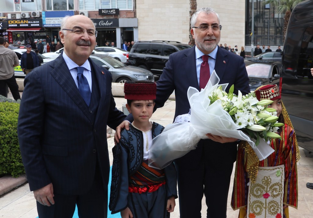 Bakan Işıkhan: Türkiye'yi Risklere Karşı Koruyoruz