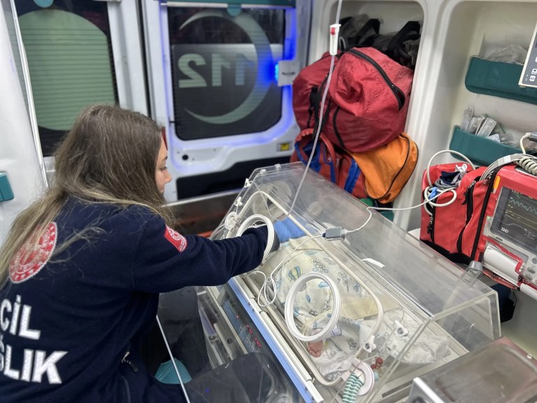 Çanakkale'de Hasta Bebek Ambulans Uçakla Ankara'ya Sevk Edildi