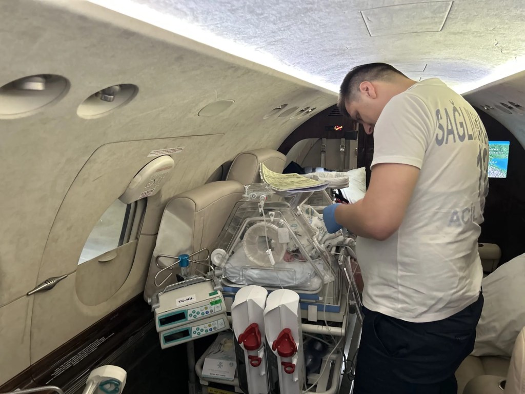 Çanakkale'de Hasta Bebek Ambulans Uçakla Ankara'ya Sevk Edildi