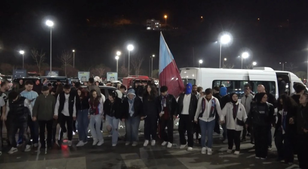 Trabzonspor Taraftarları Galatasaray Zaferini Coşkuyla Kutladı