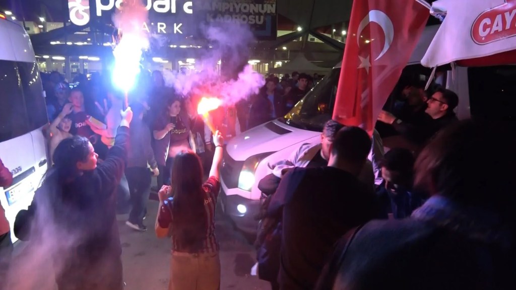 Trabzonspor Taraftarları Galatasaray Zaferini Coşkuyla Kutladı