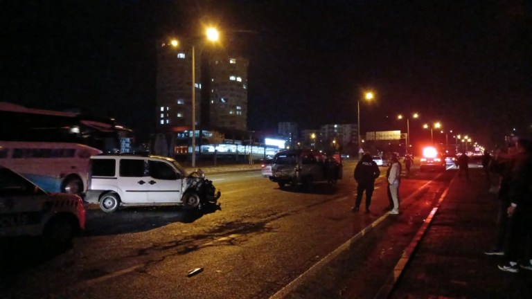 Kayseri'de Arızalanan Minibüse Çarpan Araç Kazaya Neden Oldu