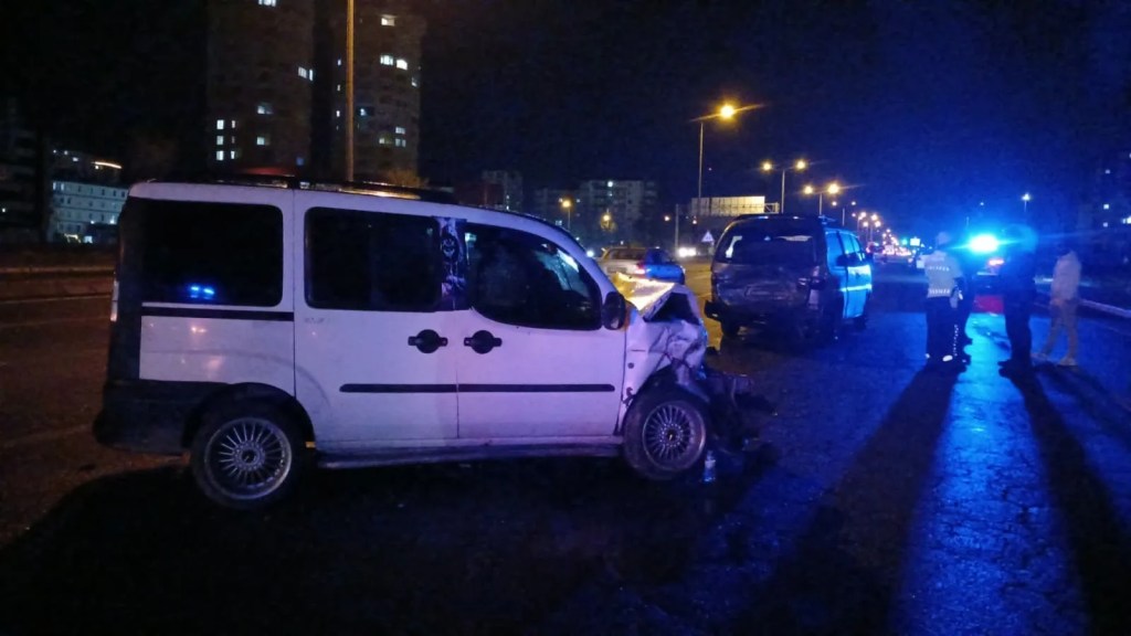 Kayseri'de Arızalanan Minibüse Çarpan Araç Kazaya Neden Oldu
