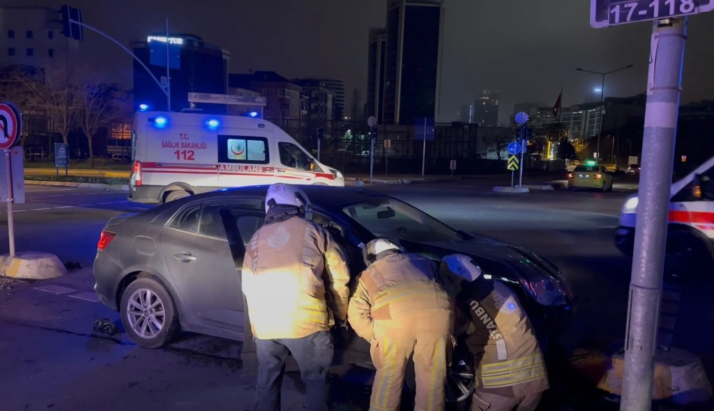 Kartal'da İki Otomobil Çarpıştı: Dört Yaralı