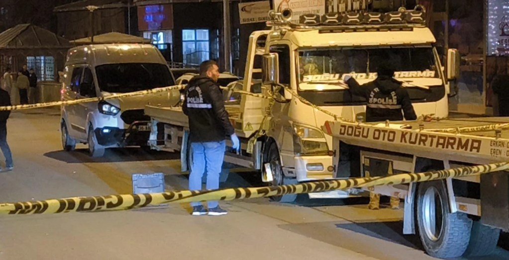 Kars'ta Park Halindeki Çekicilere Silahlı Saldırı