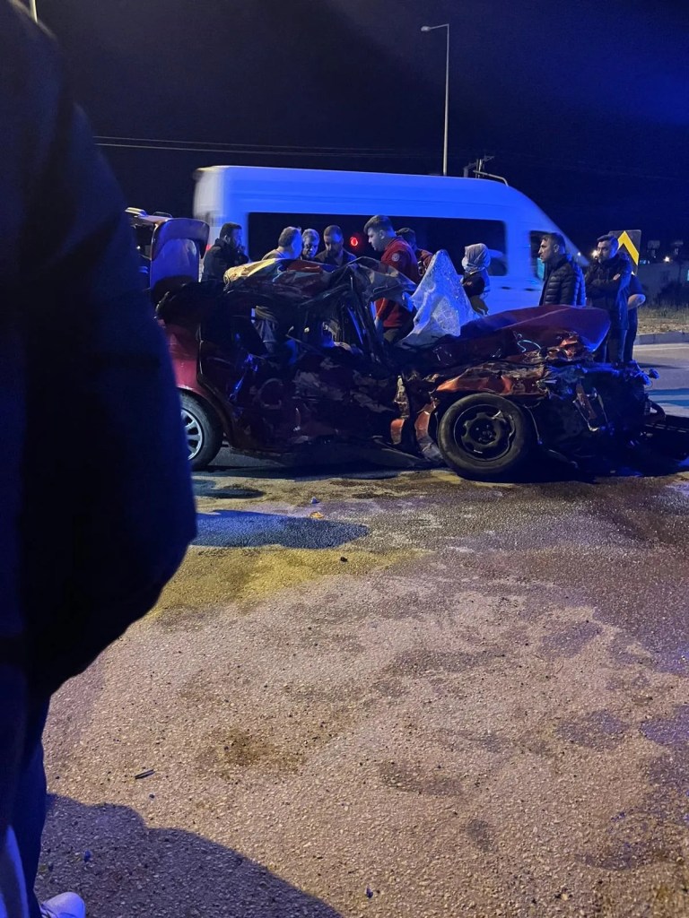 Mersin'de Trafik Kazası: Minibüs ve Otomobil Çarpıştı