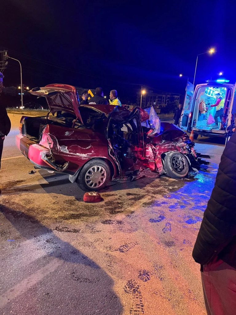 Mersin'de Trafik Kazası: Minibüs ve Otomobil Çarpıştı