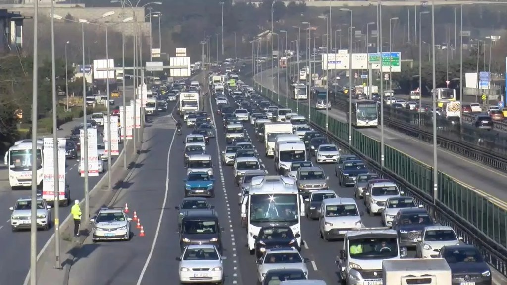 İstanbul'da Pazartesi Trafik Yoğunluğu Zirvede