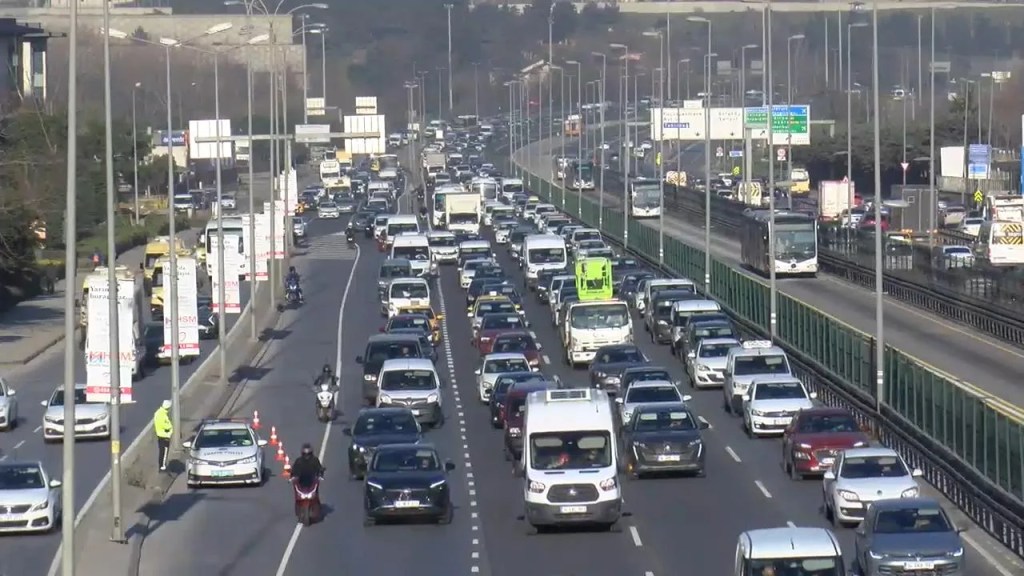 İstanbul'da Pazartesi Trafik Yoğunluğu Zirvede