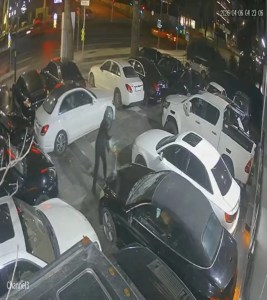 Beşiktaş'ta Galeri Kundaklandı, Villa Kurşunlandı
