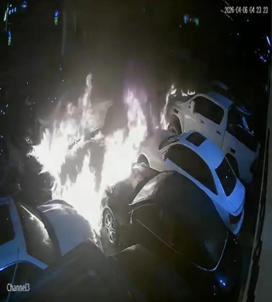 Beşiktaş'ta Galeri Kundaklandı, Villa Kurşunlandı