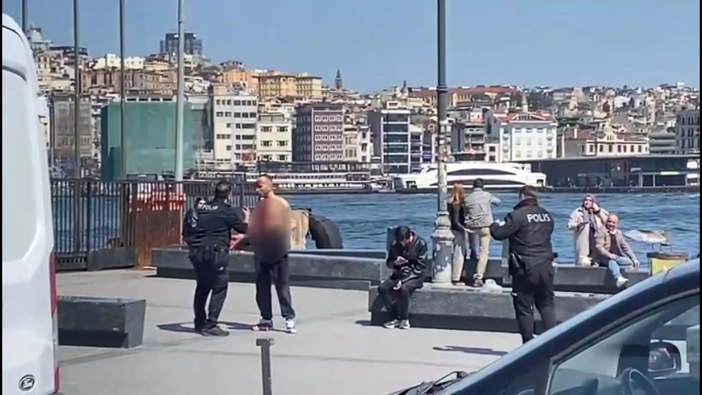 Fatih'te Döner Bıçağıyla Kendini Yaralayan Adam