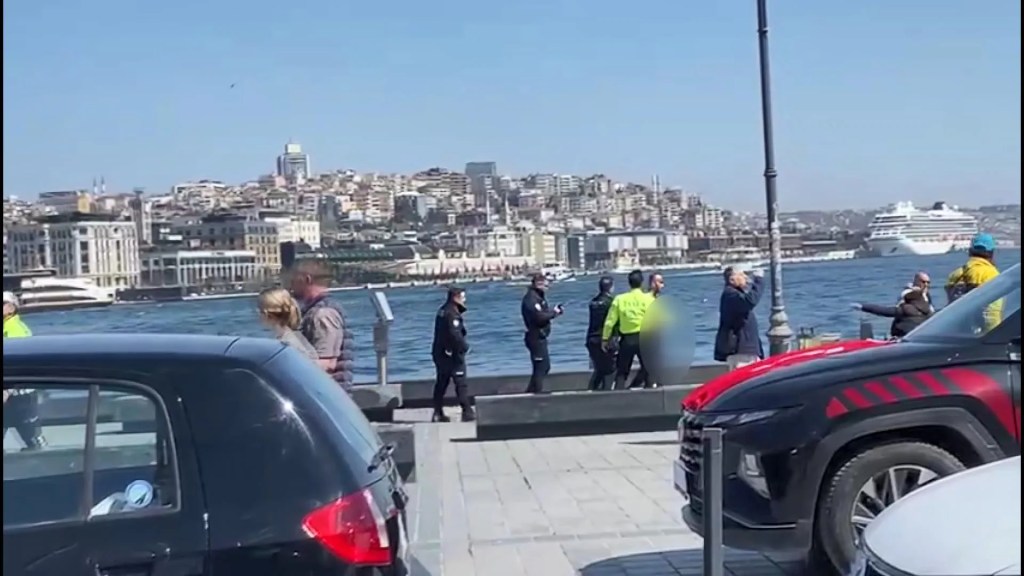 Fatih'te Döner Bıçağıyla Kendini Yaralayan Adam