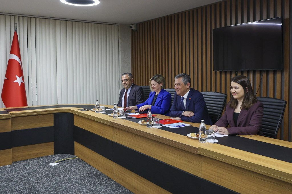 Özgür Özel TBMM'de Ara Seçim Zorunluluğunu Vurguladı