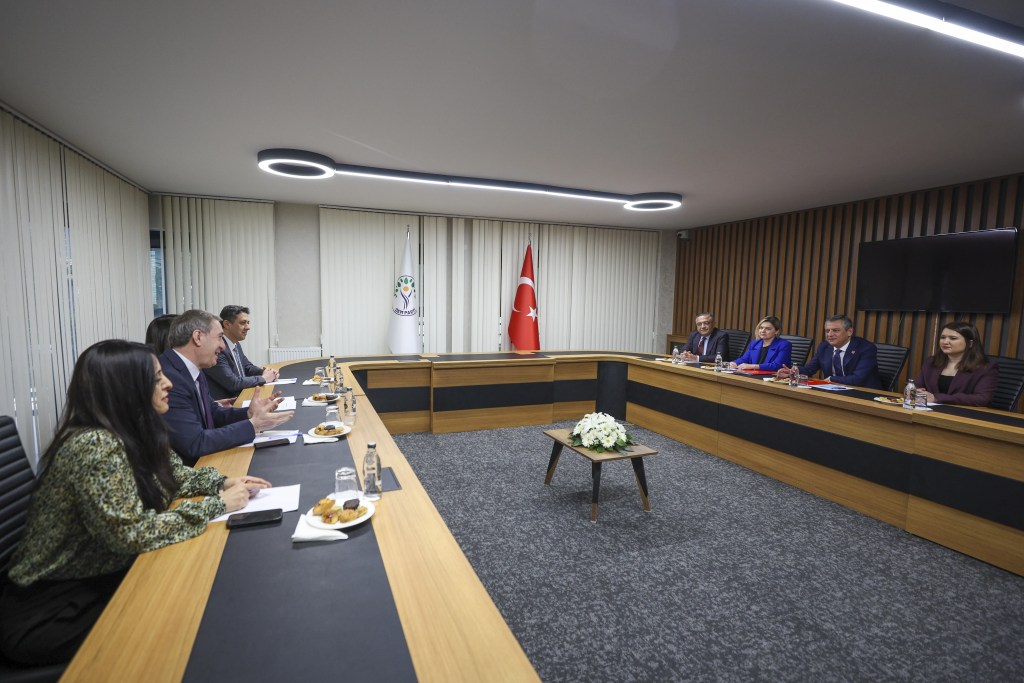 Özgür Özel TBMM'de Ara Seçim Zorunluluğunu Vurguladı
