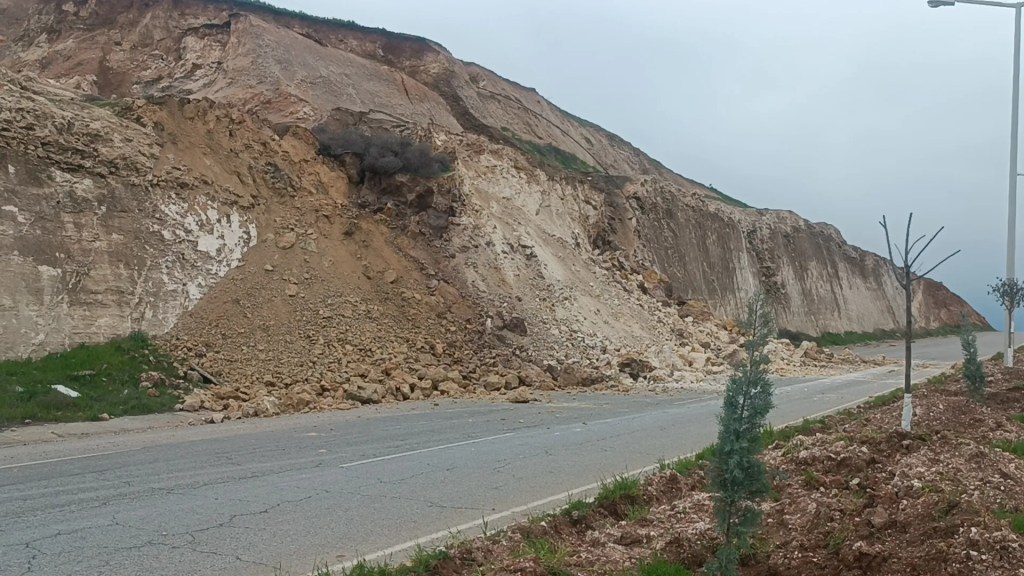 Batman'da Heyelan Nedeniyle Üniversite Yolu Kapandı