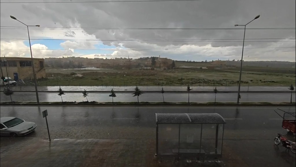 Mardin Midyat'ta Dolu ve Sağanak Hayatı Felç Etti