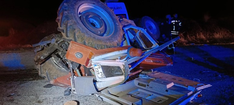 Erzurum Oltu'da Ambulans Traktöre Çarptı: 4 Yaralı