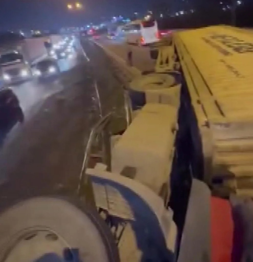 Tuzla'da TEM Otoyolu'nda TIR Kazası Trafiği Kilitledi