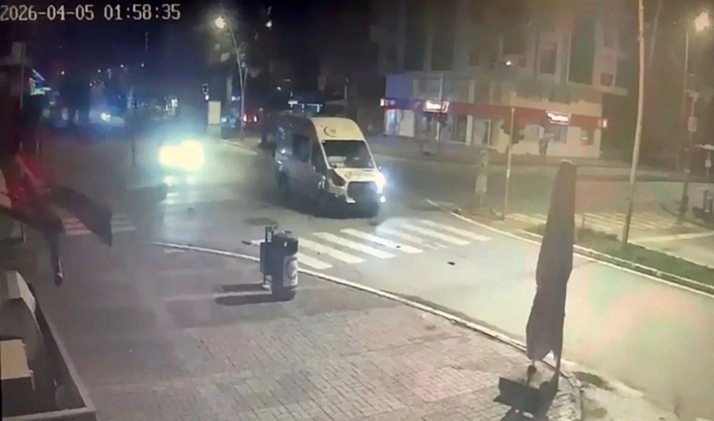 Manavgat'ta Ambulans ve Minibüs Çarpıştı: İki Yaralı