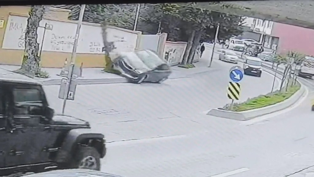 Arnavutköy'de Kontrolden Çıkan Araç Takla Attı