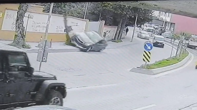 Arnavutköy'de Kontrolden Çıkan Araç Takla Attı