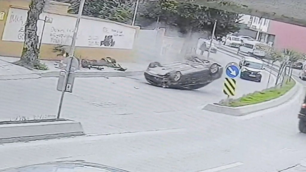 Arnavutköy'de Kontrolden Çıkan Araç Takla Attı