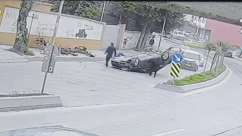 Arnavutköy'de Kontrolden Çıkan Araç Takla Attı