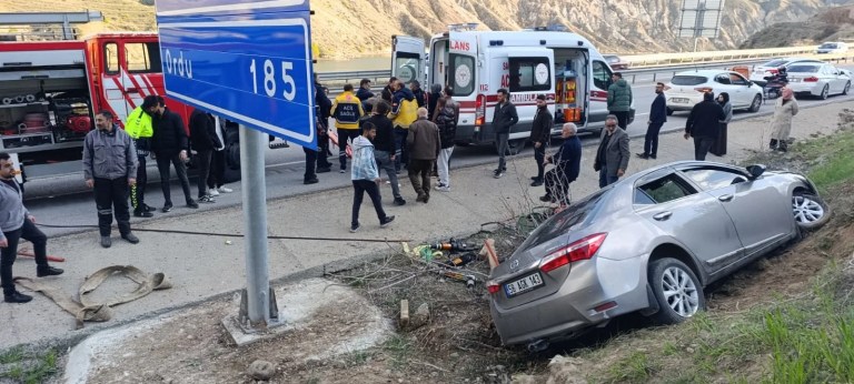 Sivas'ta Şarampole Devrilen Araçta 3 Kişi Yaralandı