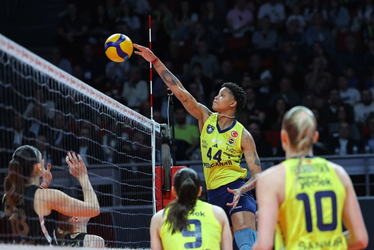 VakıfBank Fenerbahçe'yi Deplasmanda 3-0 Yendi