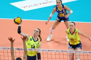 VakıfBank Fenerbahçe'yi Deplasmanda 3-0 Yendi