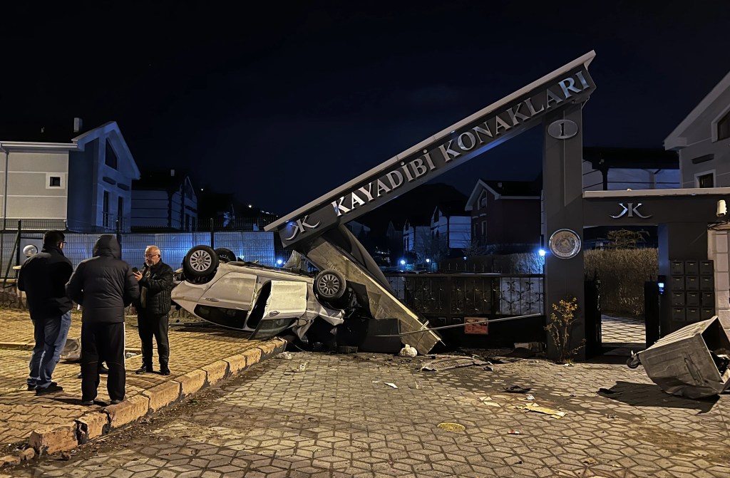 Kayseri'de Otomobil Beton Bloğa Çarptı: 1 Yaralı