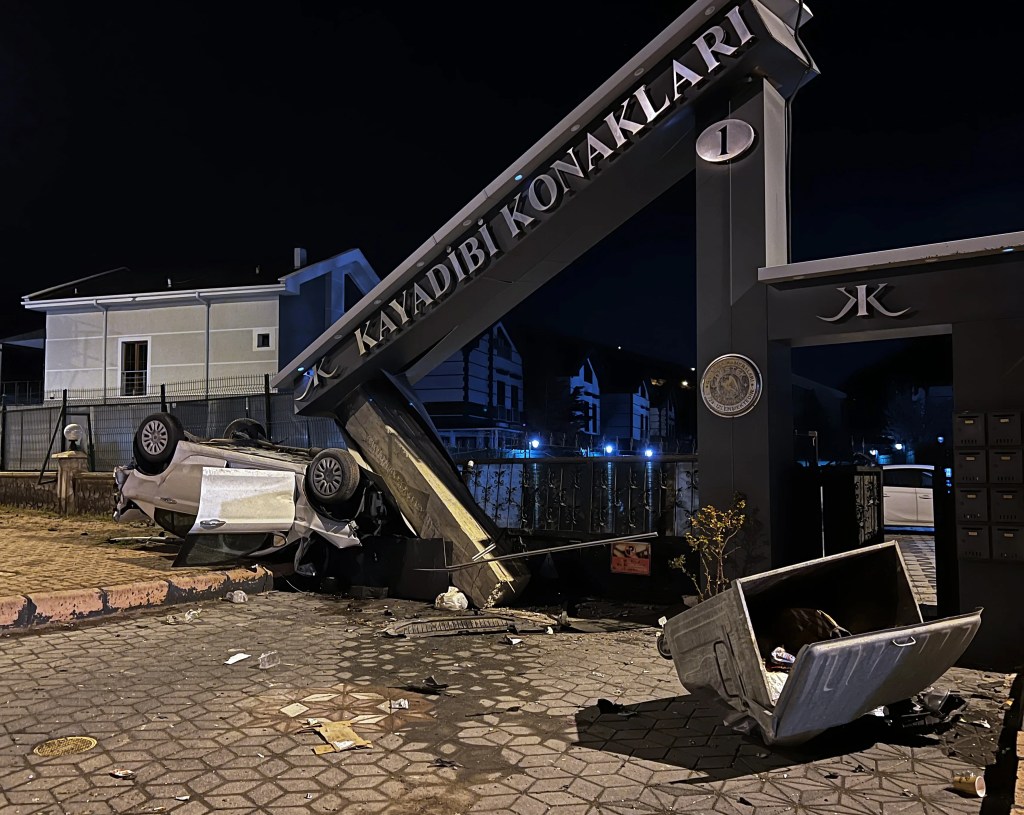 Kayseri'de Otomobil Beton Bloğa Çarptı: 1 Yaralı
