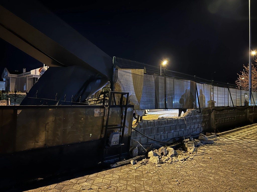 Kayseri'de Otomobil Beton Bloğa Çarptı: 1 Yaralı