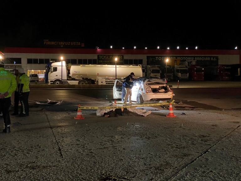 Ankara'da Kontrolden Çıkan Otomobil TIR Sürücüsünü Hayatından Etti