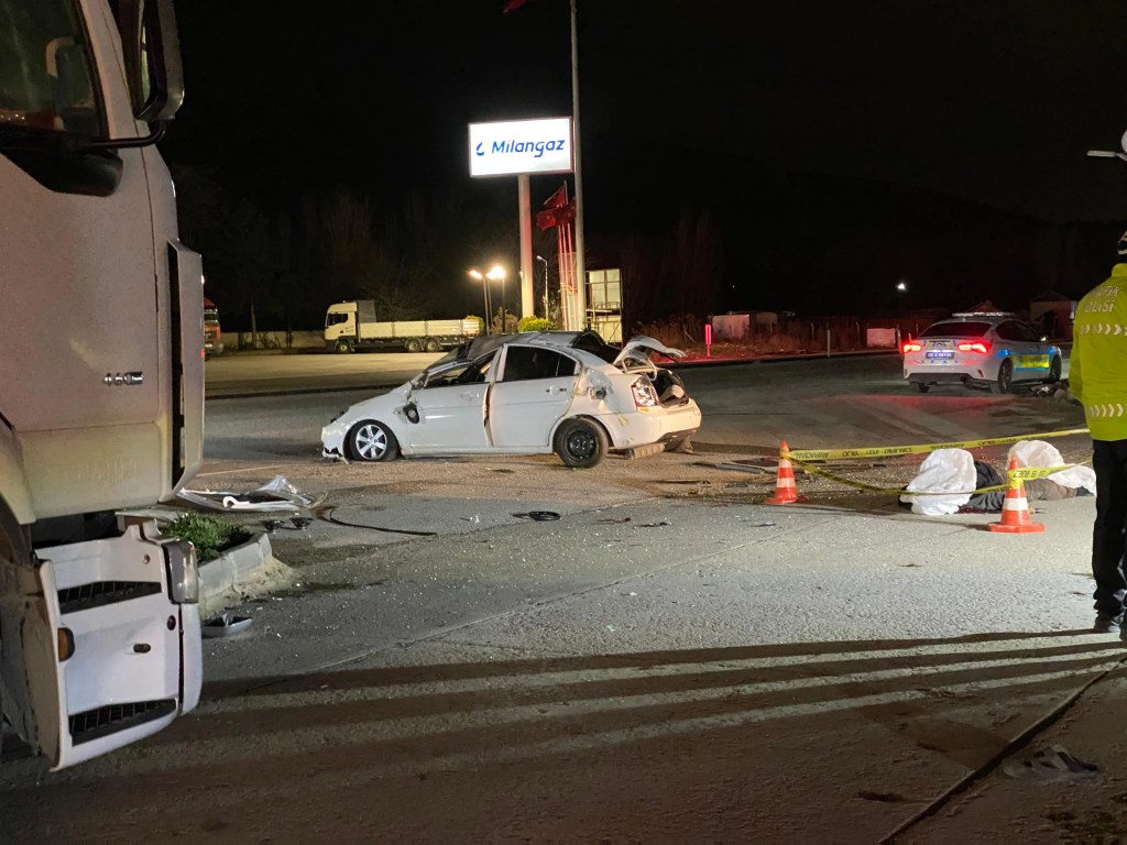 Ankara'da Kontrolden Çıkan Otomobil TIR Sürücüsünü Hayatından Etti