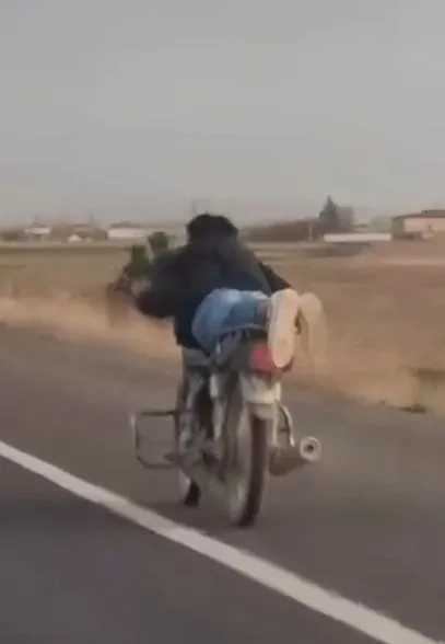 Motosikletini Yüzüstü Kullanan Sürücüye Ağır Ceza