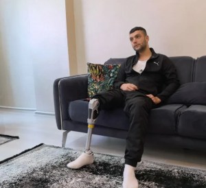 Akın İşik'in Hayata Dönüşü: Protezle Yeniden Yürüyor