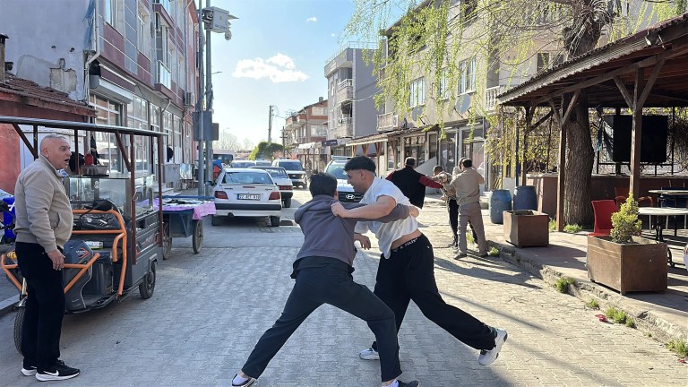 Edirne'de Polisler Çiçek ve Bayraklarla Karşılandı