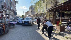 Edirne'de Polisler Çiçek ve Bayraklarla Karşılandı