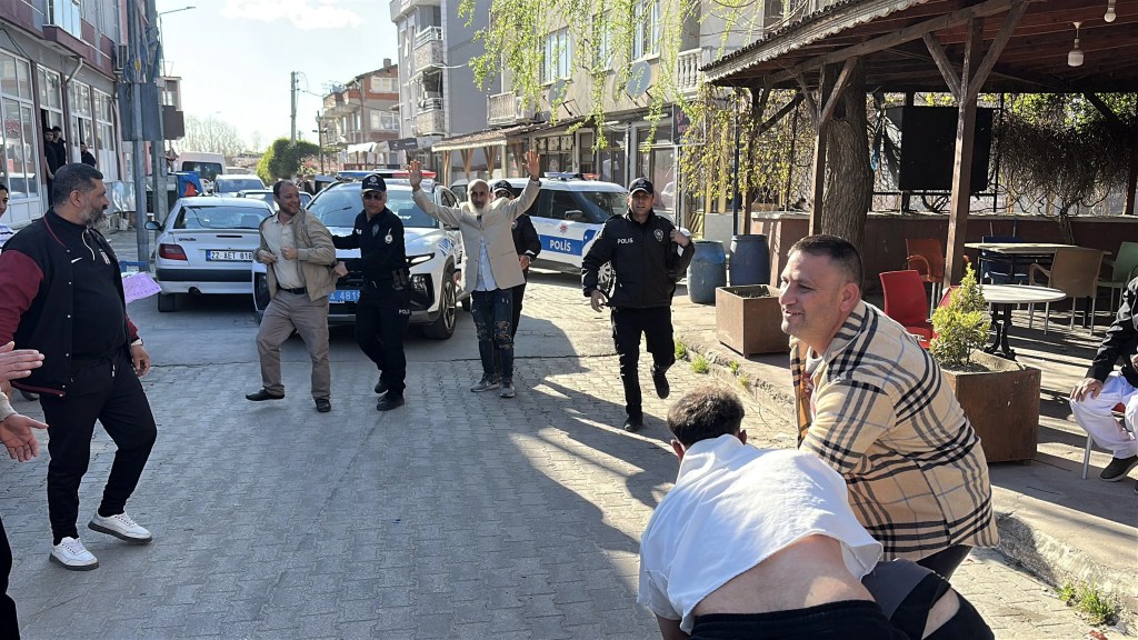 Edirne'de Polisler Çiçek ve Bayraklarla Karşılandı