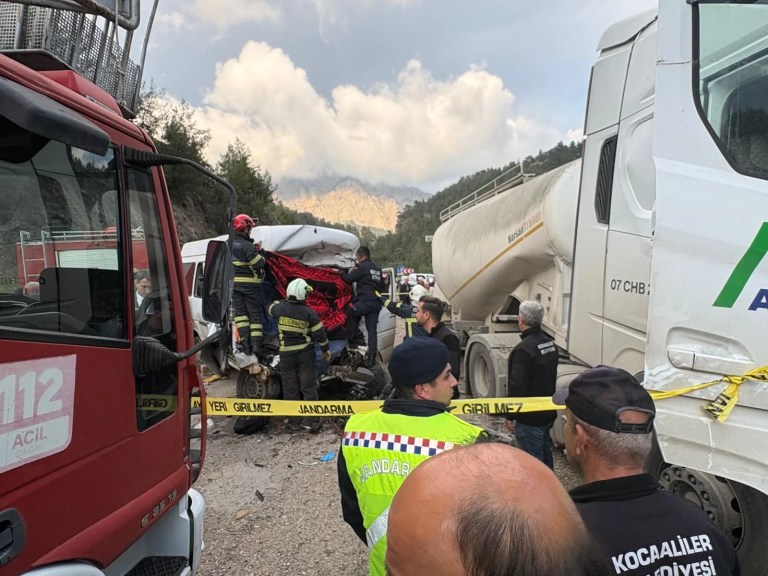 Antalya'da TIR ve minibüs kazasında can kaybı