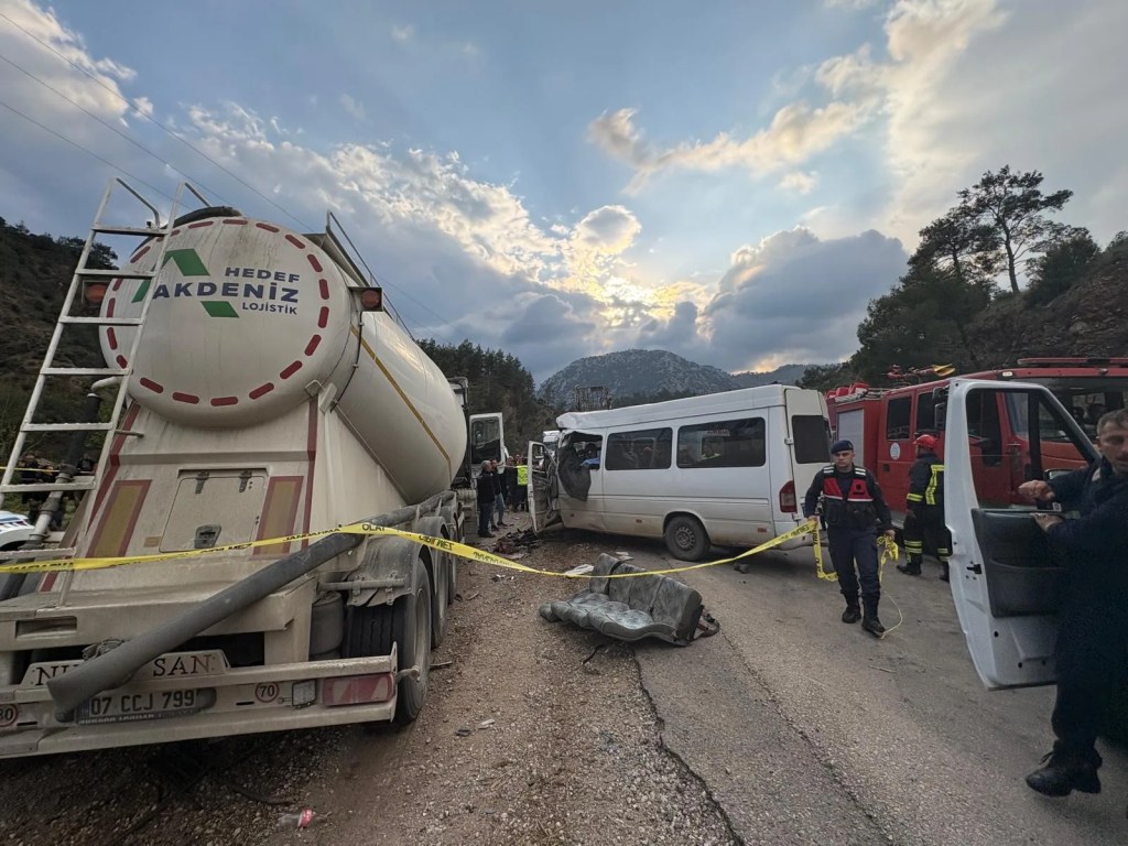 Antalya'da TIR ve minibüs kazasında can kaybı