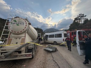 Antalya'da TIR ve minibüs kazasında can kaybı