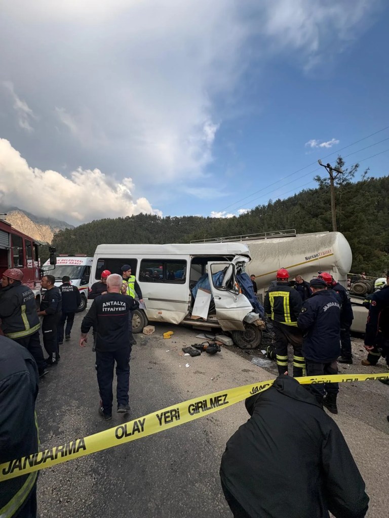 Antalya'da TIR ve minibüs kazasında can kaybı