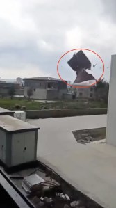 Diyarbakır'da Kuvvetli Rüzgar Çatıyı Uçurdu