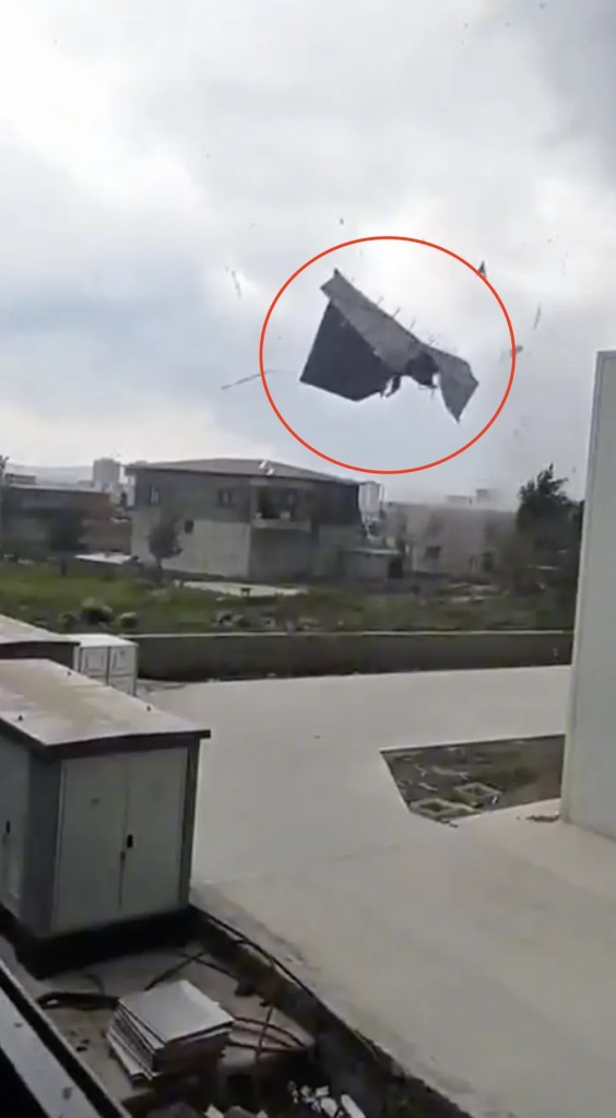 Diyarbakır'da Kuvvetli Rüzgar Çatıyı Uçurdu