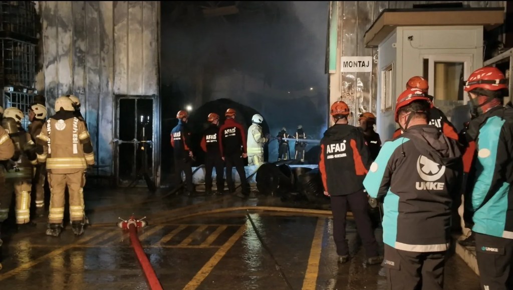 Tuzla'da Kumaş Fabrikasındaki Yangın Kontrol Altına Alındı