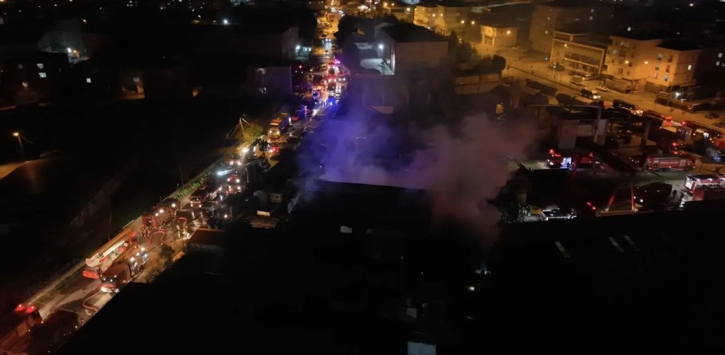 Tuzla'da Kumaş Fabrikasındaki Yangın Kontrol Altına Alındı