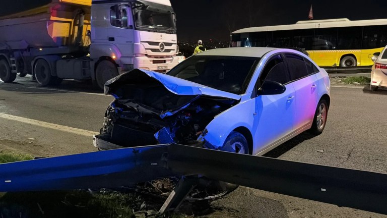 Kağıthane'de Otomobil Kazası Kamerada: 1 Yaralı